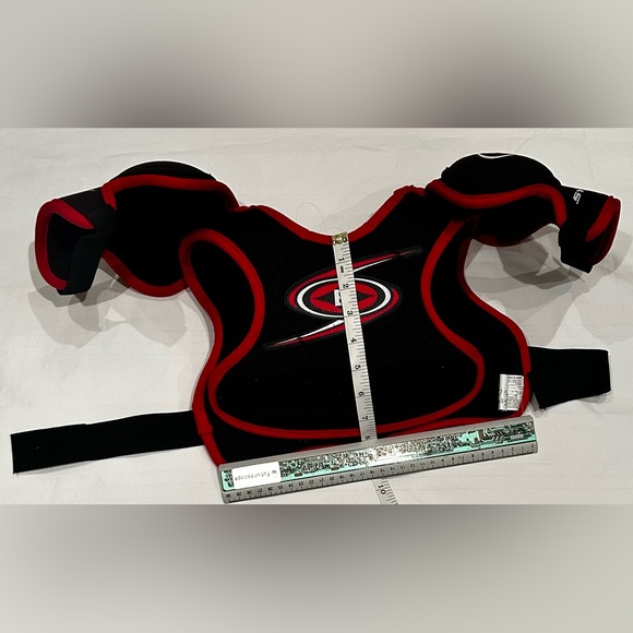 Easton Synergy 50 Ice Hockey Shoulder Pad Size Youth - Picture 3 of 6